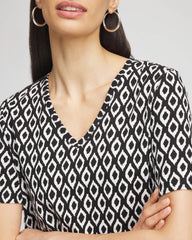 Chico's | Graphic Slub V-Neck Tee/ Black
