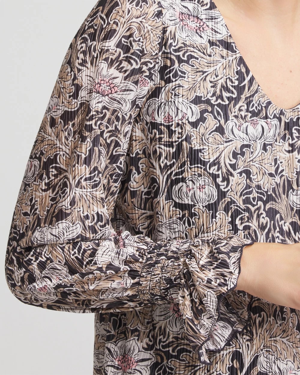 Chico's | Bloom Crinkle Bodre Top/ Graphite Gray